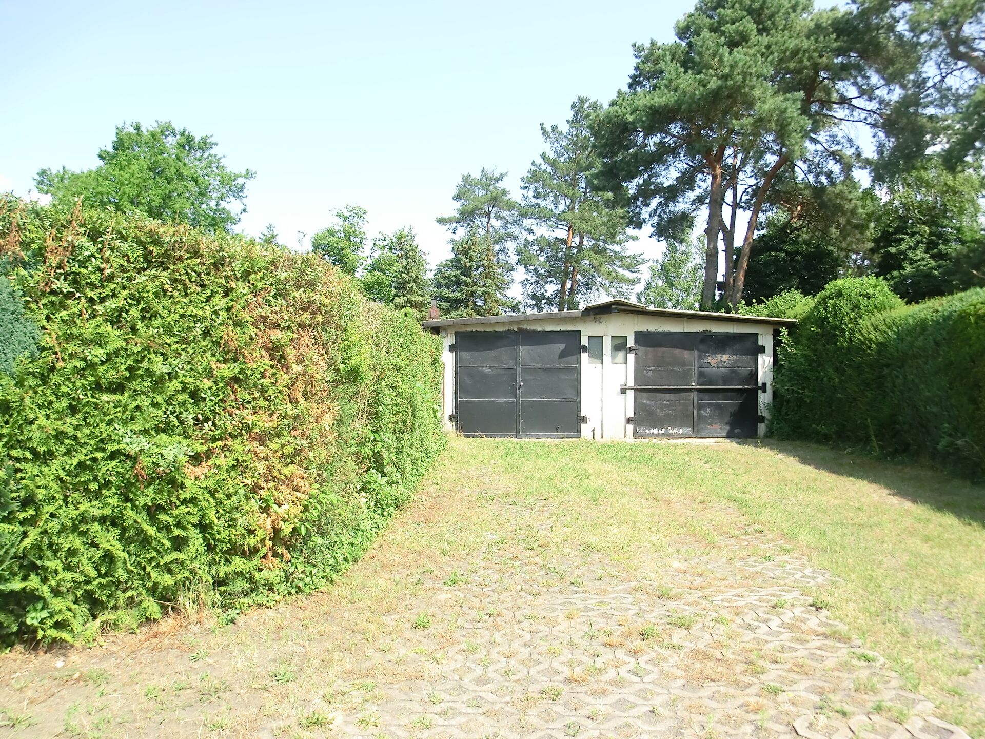 Freizeitgrundstück mit Laube und Doppelgarage in Weißwasser